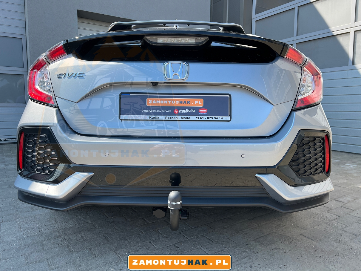 Zdjęcie przedstawia Hondę Civic z zamontowanym hakiem wypinanym ponowo Westfalia A40V, jest zrobione z tyłu samochodu i skupia się na tylnym zderzaku i kuli haka holowniczego 